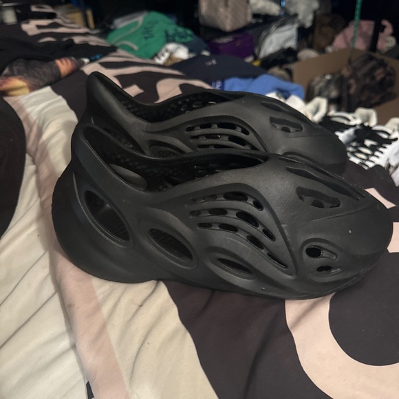 Yeezy Black Sandals - Picture 1 of 4